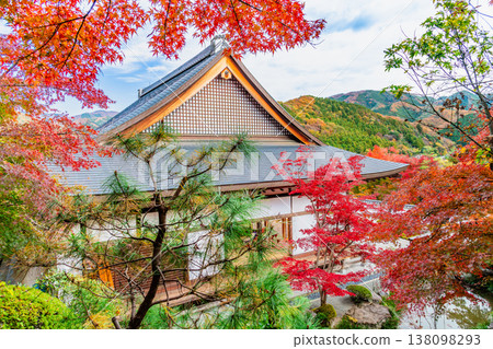 群馬縣寶德寺:秋葉環繞著主殿。 群馬縣寶德寺:秋葉環繞著主殿。 138098293