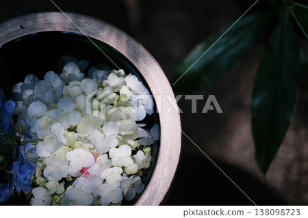 水盆中的繡球花擺設 7 138098723