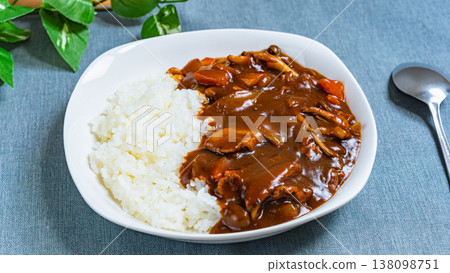 日式米飯配白飯;西式菜餚,配蘑菇和牛肉。 日式米飯配白飯;西式菜餚,配蘑菇和牛肉。 138098751