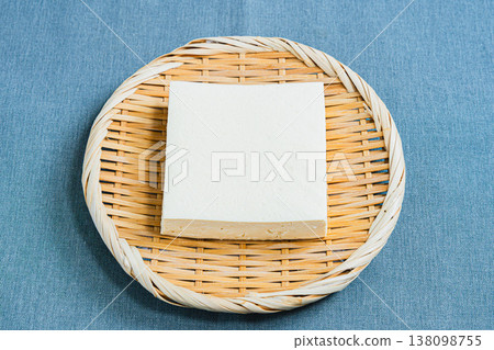 放在篩子上的硬豆腐。桌上擺放著日式料理的食材。 138098755