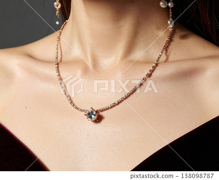 一位日本女性美麗的鎖骨和胸前肌膚特寫，她戴著一條閃閃發光的鑽石項鍊。 138098787