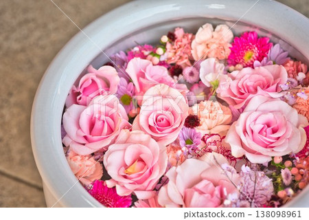 Flower-filled water basin (Tokushima Bizan Tenjin Shrine) 138098961