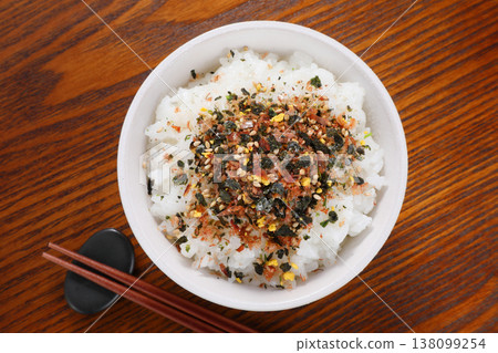撒上米飯 138099254
