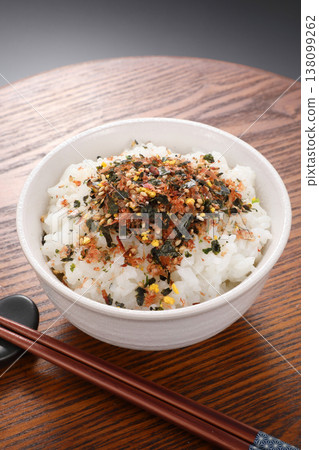 Sprinkle rice 138099262