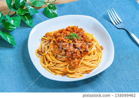 肉醬義麵(博洛尼亞肉醬)盛在白色盤子裡,營造出西式餐桌氛圍。 肉醬義麵(博洛尼亞肉醬)盛在白色盤子裡,營造出西式餐桌氛圍。 138099462