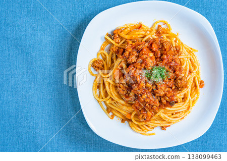 肉醬義麵（博洛尼亞肉醬）盛在白色盤子裡，營造出西式餐桌氛圍。 138099463