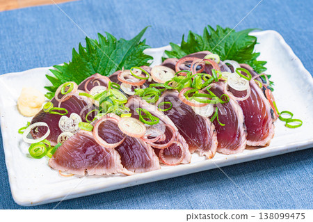 炙烤鰹魚片配上調味料，是一道日式刺身料理。 138099475