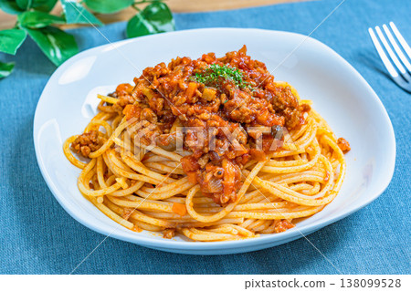 肉醬義麵（博洛尼亞肉醬）盛在白色盤子裡，營造出西式餐桌氛圍。 138099528