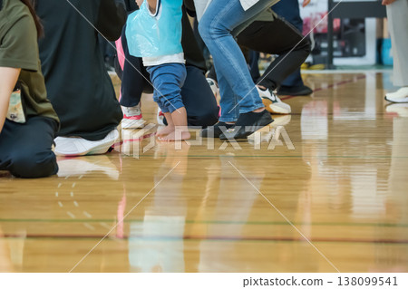 [Nursery school sports day: Obstacle course starting line] 138099541