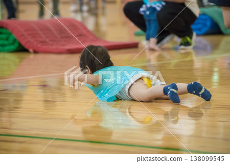 [Nursery school sports day obstacle course] 138099545