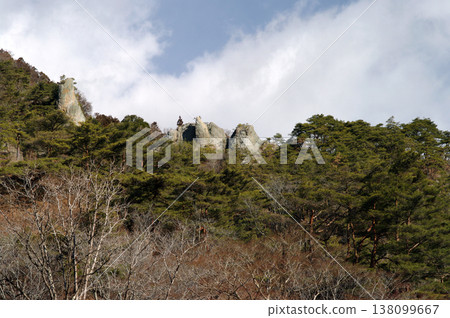 福島縣山津里山。在一個寒冷的冬日，我徒步攀登了這座低矮的山峰，非常適合悠閒漫步。 138099667