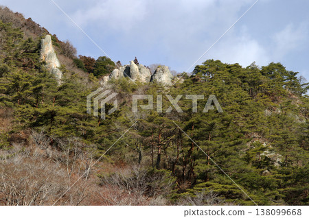 福島縣山津里山。在一個寒冷的冬日,我徒步攀登了這座低矮的山峰,非常適合悠閒漫步。 福島縣山津里山。在一個寒冷的冬日,我徒步攀登了這座低矮的山峰,非常適合悠閒漫步。 138099668