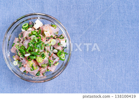 鮪魚起司沙拉,海鮮開胃菜配多種調味料,日式料理,裝在玻璃碗裡 鮪魚起司沙拉,海鮮開胃菜配多種調味料,日式料理,裝在玻璃碗裡 138100419