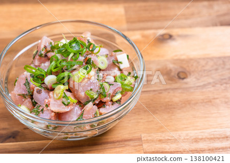 鮪魚起司沙拉,海鮮開胃菜配多種調味料,日式料理,裝在玻璃碗裡 鮪魚起司沙拉,海鮮開胃菜配多種調味料,日式料理,裝在玻璃碗裡 138100421