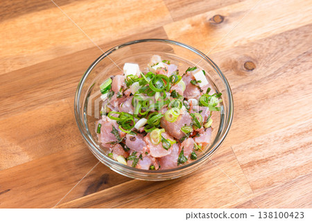 鮪魚起司沙拉，海鮮開胃菜配多種調味料，日式料理，裝在玻璃碗裡 138100423