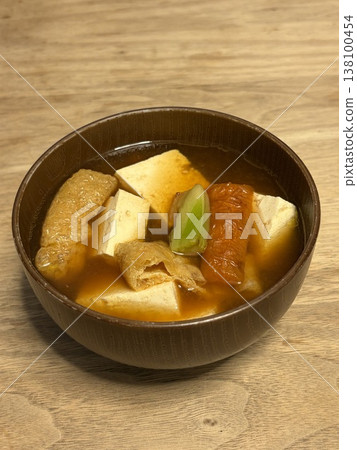 豆腐和炸豆腐味噌湯 138100454
