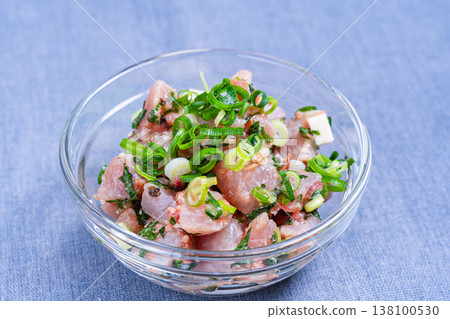 鮪魚起司沙拉,海鮮開胃菜配多種調味料,日式料理,裝在玻璃碗裡 鮪魚起司沙拉,海鮮開胃菜配多種調味料,日式料理,裝在玻璃碗裡 138100530