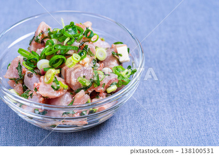 鮪魚起司沙拉，海鮮開胃菜配多種調味料，日式料理，裝在玻璃碗裡 138100531