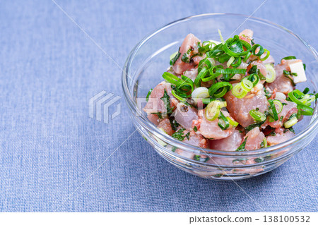 鮪魚起司沙拉,海鮮開胃菜配多種調味料,日式料理,裝在玻璃碗裡 鮪魚起司沙拉,海鮮開胃菜配多種調味料,日式料理,裝在玻璃碗裡 138100532