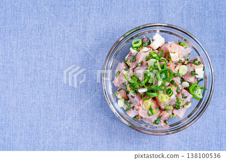 鮪魚起司沙拉,海鮮開胃菜配多種調味料,日式料理,裝在玻璃碗裡 鮪魚起司沙拉,海鮮開胃菜配多種調味料,日式料理,裝在玻璃碗裡 138100536