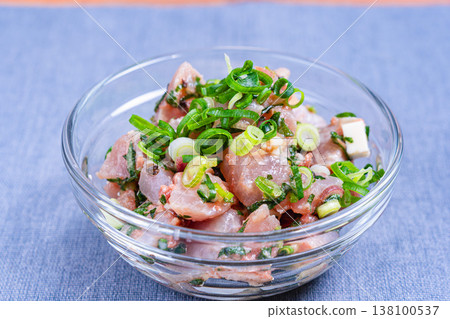 鮪魚起司沙拉，海鮮開胃菜配多種調味料，日式料理，裝在玻璃碗裡 138100537