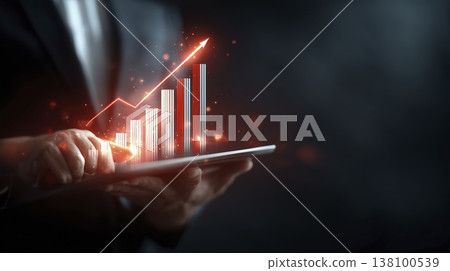 一位商人指著平板電腦上快速上升的圖表。 138100539