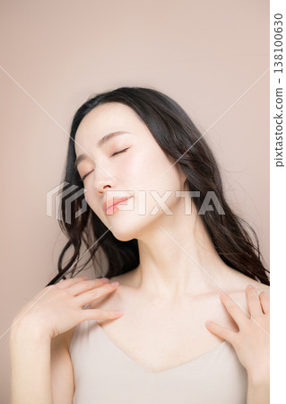 頸部和胸前的美麗特寫鏡頭;美容和美容護理的圖片。 頸部和胸前的美麗特寫鏡頭;美容和美容護理的圖片。 138100630