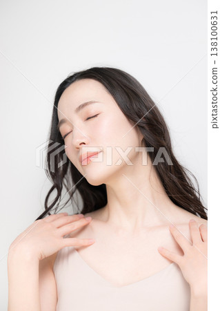 Beautiful close-ups of the décolleté and neck; images of esthetics and beauty treatments. Beautiful close-ups of the décolleté and neck; images of esthetics and beauty treatments. 138100631