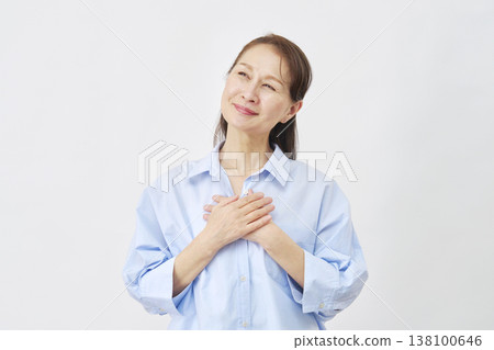 一位面露釋然的女士，背景為白色 138100646