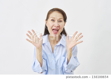 一位驚喜而高興的女士，背景為白色 138100654