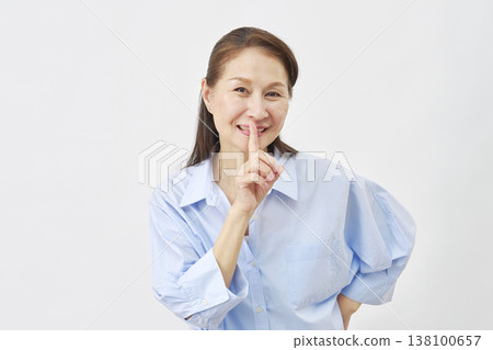 一位女士在白色背景上做出一個神秘的手勢 138100657