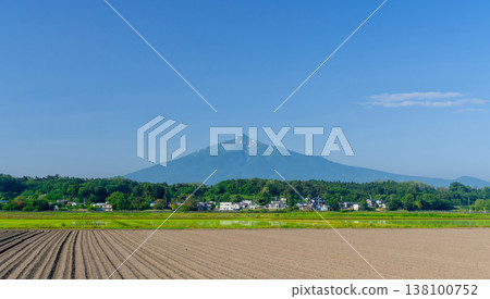 Mount Iwaki in early summer, Aomori Prefecture 138100752