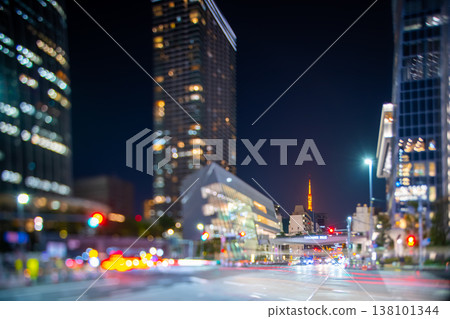東京夜景:虎之門和國道1號線,使用移軸鏡頭和反向傾斜移軸技術拍攝。 東京夜景:虎之門和國道1號線,使用移軸鏡頭和反向傾斜移軸技術拍攝。 138101344