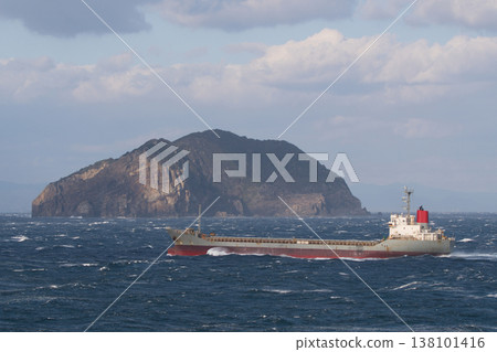 一艘貨船航行在波濤洶湧的海面上 138101416