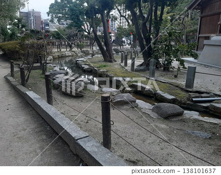寺廟內的景色:池塘和美麗的寺廟庭院。 寺廟內的景色:池塘和美麗的寺廟庭院。 138101637
