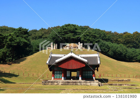 Donggureung in Guri-si, registered as a World Cultural Heritage site, is the tomb of a Joseon Dynasty King. 138101980
