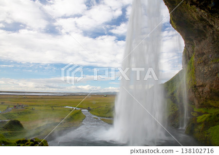 從塞里雅蘭瀑布 (Seljalandsfoss) 後方看到的景色，從北歐島國冰島的塞里雅蘭河 (Seljalandsså River) 上傾瀉而下。 138102716