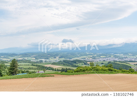 北海道上富良野町:從山頂俯瞰上富良野町的景色。 北海道上富良野町:從山頂俯瞰上富良野町的景色。 138102746