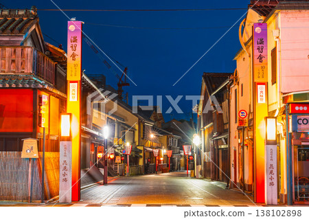 京都花見小路的夜晚 *在公路上拍攝的照片 京都花見小路的夜晚 *在公路上拍攝的照片 138102898