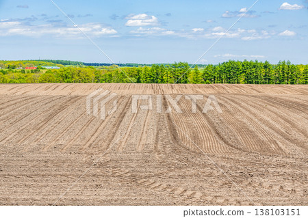 播種前準備的大片田地(農業圖) 播種前準備的大片田地(農業圖) 138103151