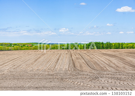 播種前準備的大片田地(農業圖) 播種前準備的大片田地(農業圖) 138103152