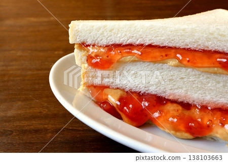 桌子背景可以看到花生醬果醬三明治。 138103663