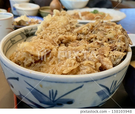 米飯和油炸魚碗 米飯和油炸魚碗 138103948