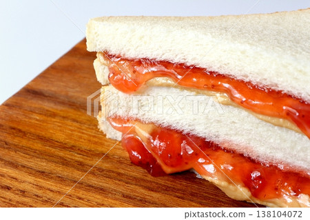 白色背景上的花生醬果醬三明治 白色背景上的花生醬果醬三明治 138104072