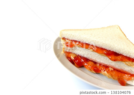 白色背景上的花生醬果醬三明治 白色背景上的花生醬果醬三明治 138104076