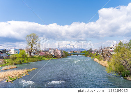 Springtime views of the Kitakami River and Mount Iwate from Yugaose Bridge in Morioka City, Iwate Prefecture. 138104085