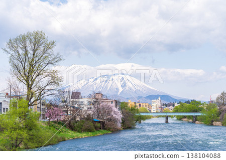 Springtime views of the Kitakami River and Mount Iwate from Yugaose Bridge in Morioka City, Iwate Prefecture. 138104088