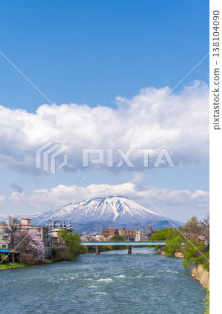 Springtime views of the Kitakami River and Mount Iwate from Yugaose Bridge in Morioka City, Iwate Prefecture. 138104090