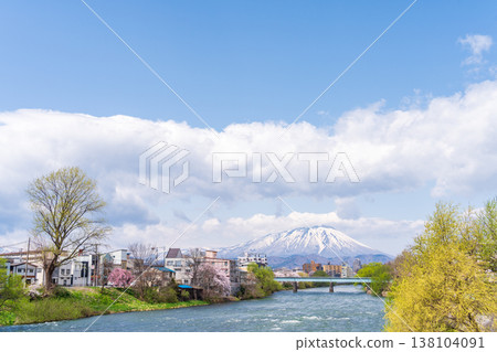 Springtime views of the Kitakami River and Mount Iwate from Yugaose Bridge in Morioka City, Iwate Prefecture. 138104091