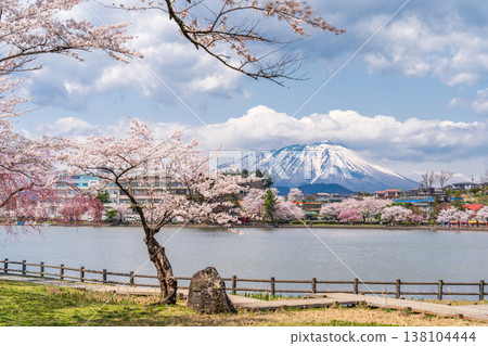 春天從岩手縣盛岡市高松公園看到的岩手山。 春天從岩手縣盛岡市高松公園看到的岩手山。 138104444